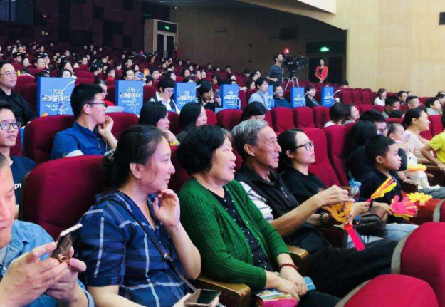 (跟进)青岛的一名大学生想请假去看他垂死的祖母。老师拒绝了:你能把生死放在
