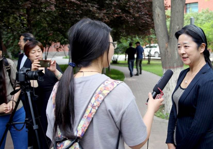女大学生做免费美容，不给钱就被戳胸部