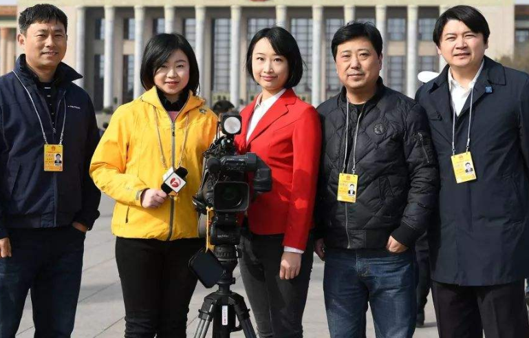 校服制造商既混乱又震惊。教育体育局说它符合申办条件