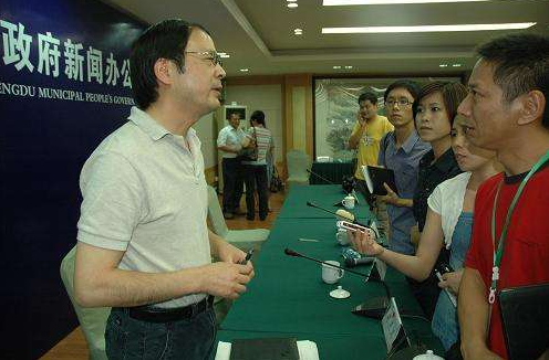 假期培训课现象:大学生冒充名师躲在拥挤的住宅楼里