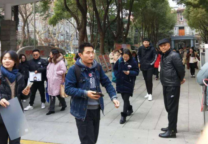 青岛妇女投身湖中，被绿色化学工业拯救