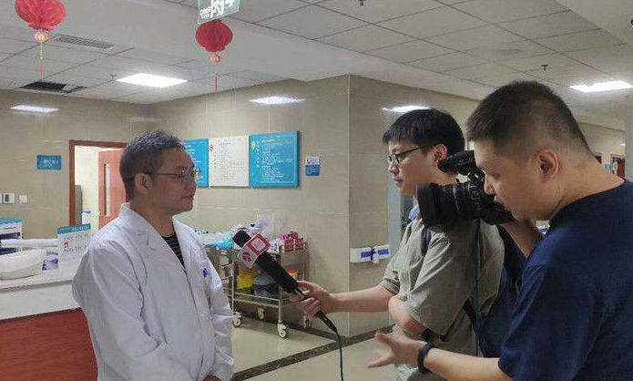 小学生打扫树叶，被蛇咬。在校园里藏蛇的父母很恐慌