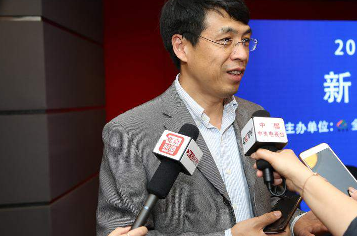 聚焦青岛港农民工:中学毕业后，四次刷新世界纪录