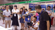 青岛游客冲向长途汽车，误将1万元作为垃圾扔进垃圾桶
